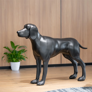 Sztuka tworzenia rekwizyt&oacute;w dla ps&oacute;w: jak manekin psa rasy weimarskiej może podnieść atrakcyjność wizualną Twojego sklepu